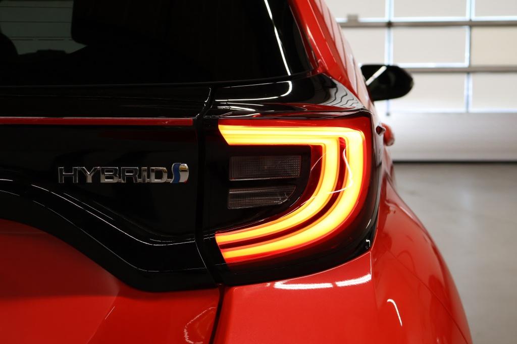 Toyota Yaris 1.5 hybrid launch edition nl auto