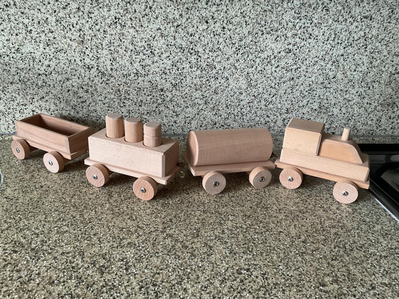 Houten locomotief met 3 wagonnetjes.    Totaal: 60 cm lang.
