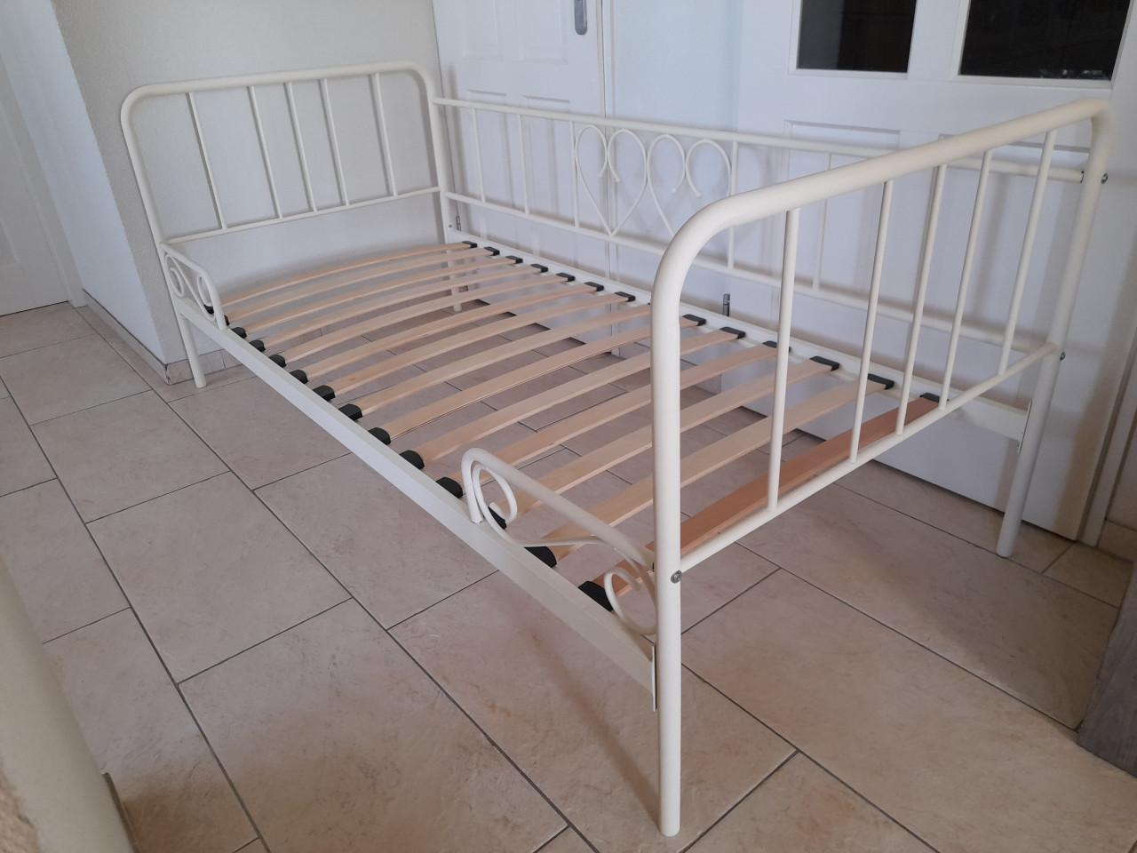 Metalen  bed 90 x 200 (in goede staat )