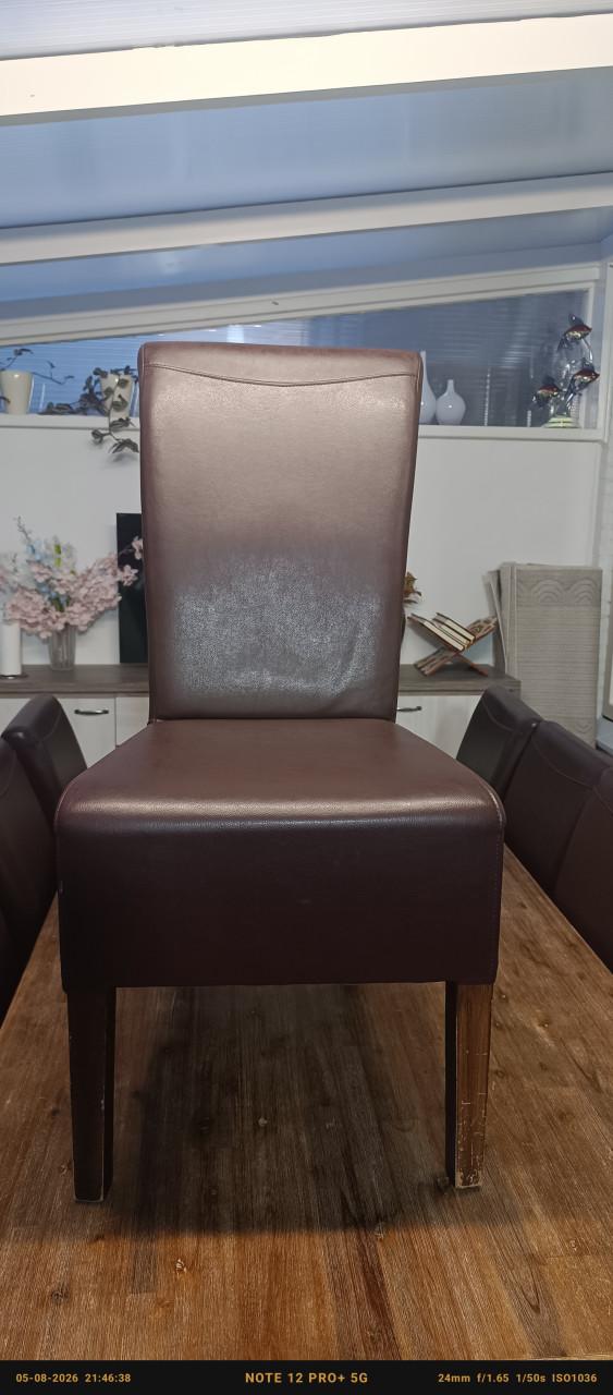Tafel met 8 goede stoelen