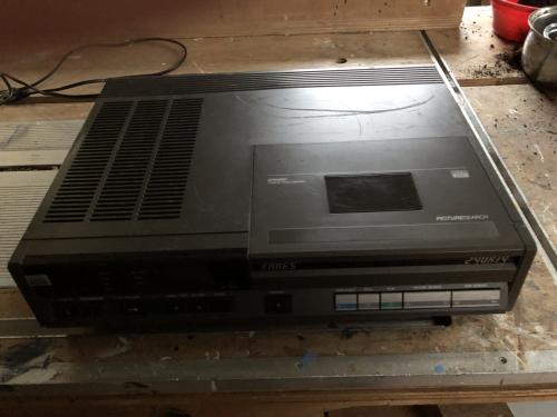 GEVRAAGD    video 2000 recorder