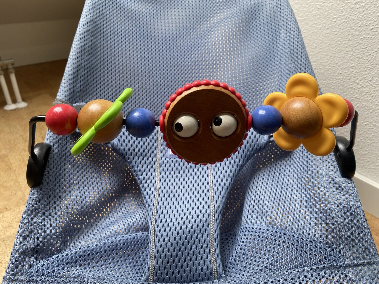 BabyBjorn wipstoeltje met houten speeltjes
