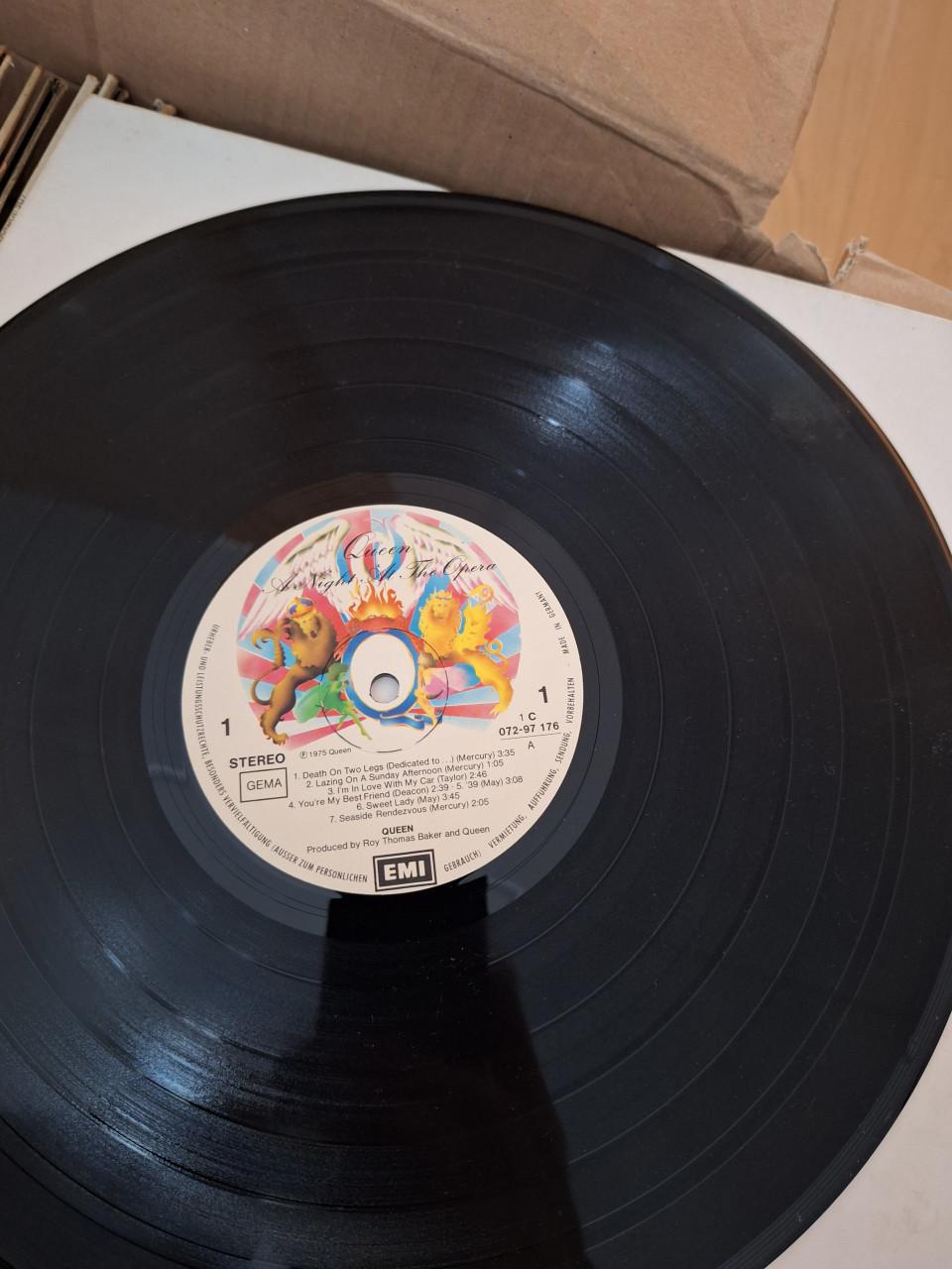 Te koop originele lp Queen  A Night At The Opera 1975 in zeer goede staat.