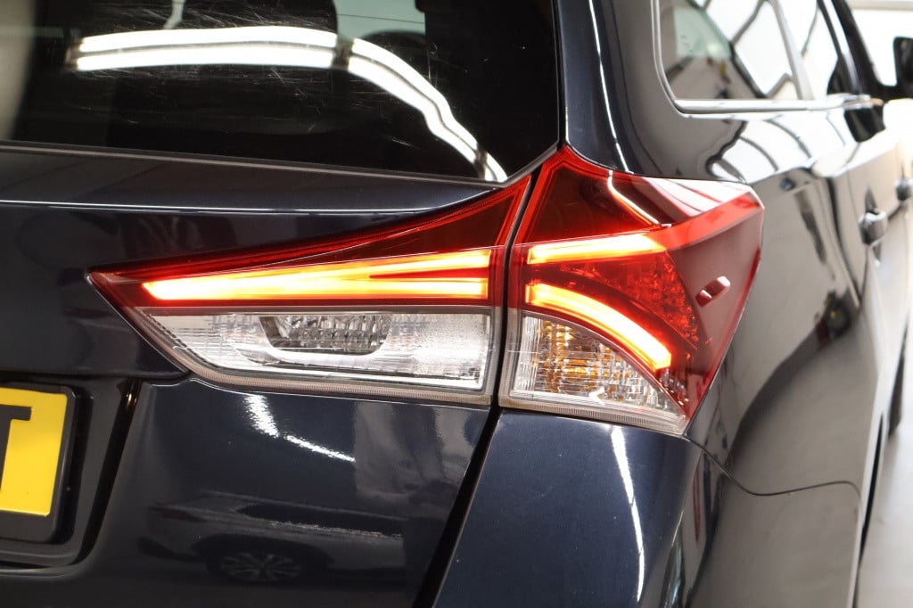 Toyota Auris 1.8 hybrid lease