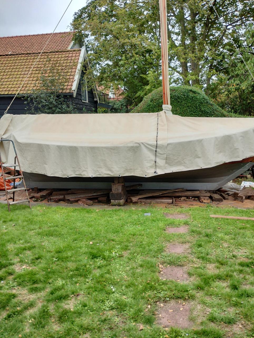 Zweedse zeilsloep 'Mojen ' overnaads met Volvo motor