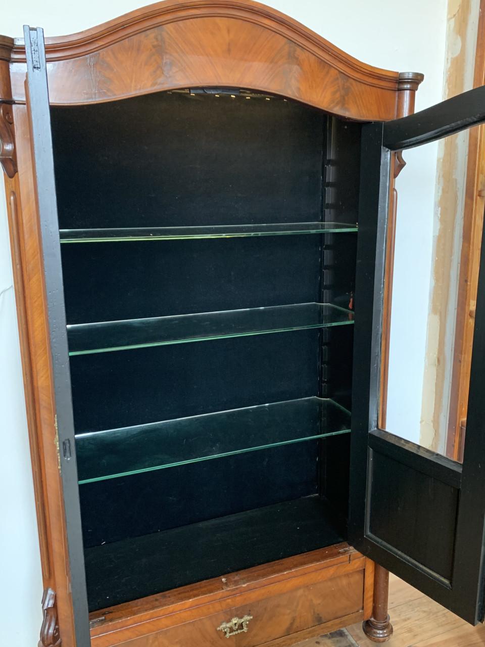 Kast met twee deurtjes en lade