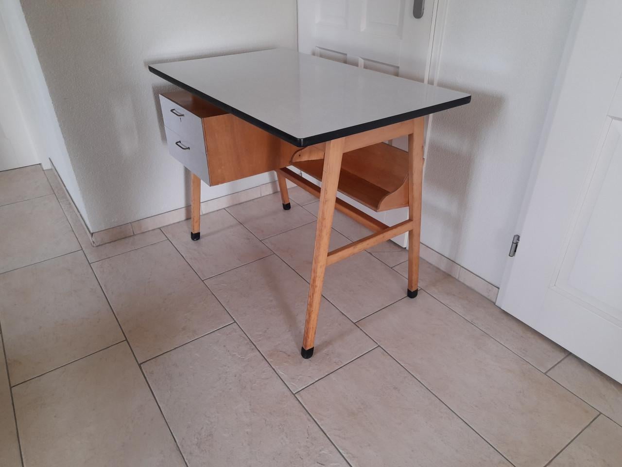 Vintage mid century hout en formica bureau  In goede nette staat!