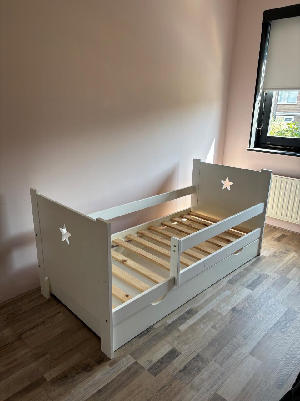 Peuter bed  met lade en met net  matras (in goede nette staat ) 70 x 160