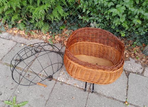 I.g.st.z. hondenfietsmand Basiel + korf + extra verhoogde rand (kan er af)