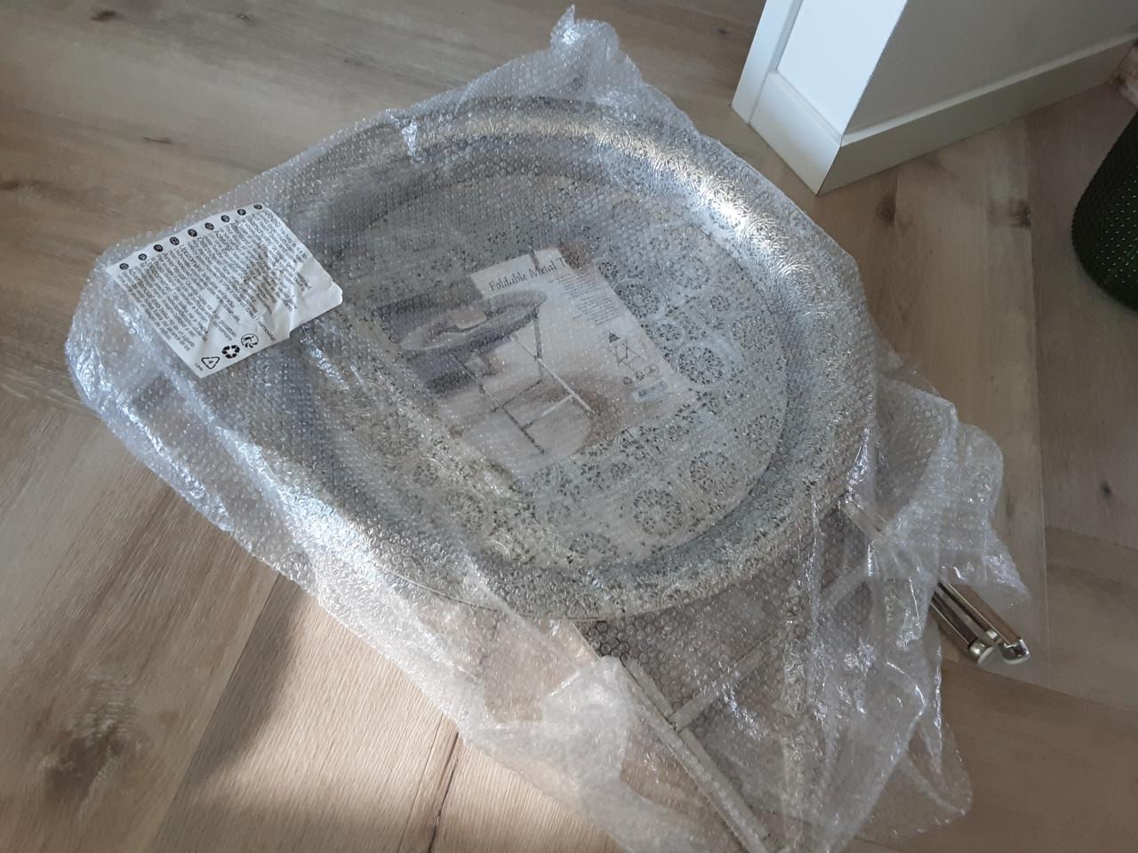 Nieuw  in plastic  bijzet tafel,tje