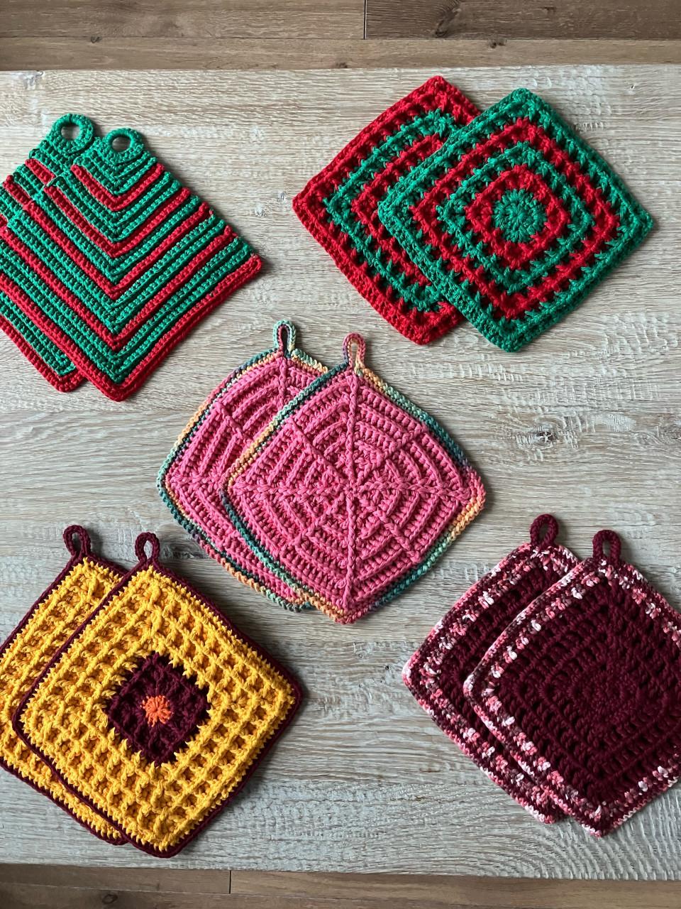 Verschillende nieuwe gehaakte pannenlappen