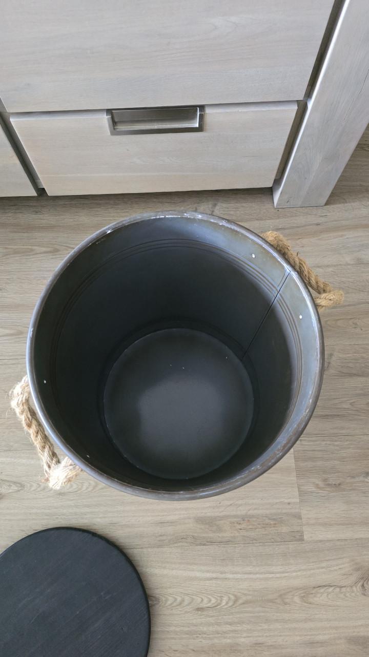 Ton, groen met zwarte deksel