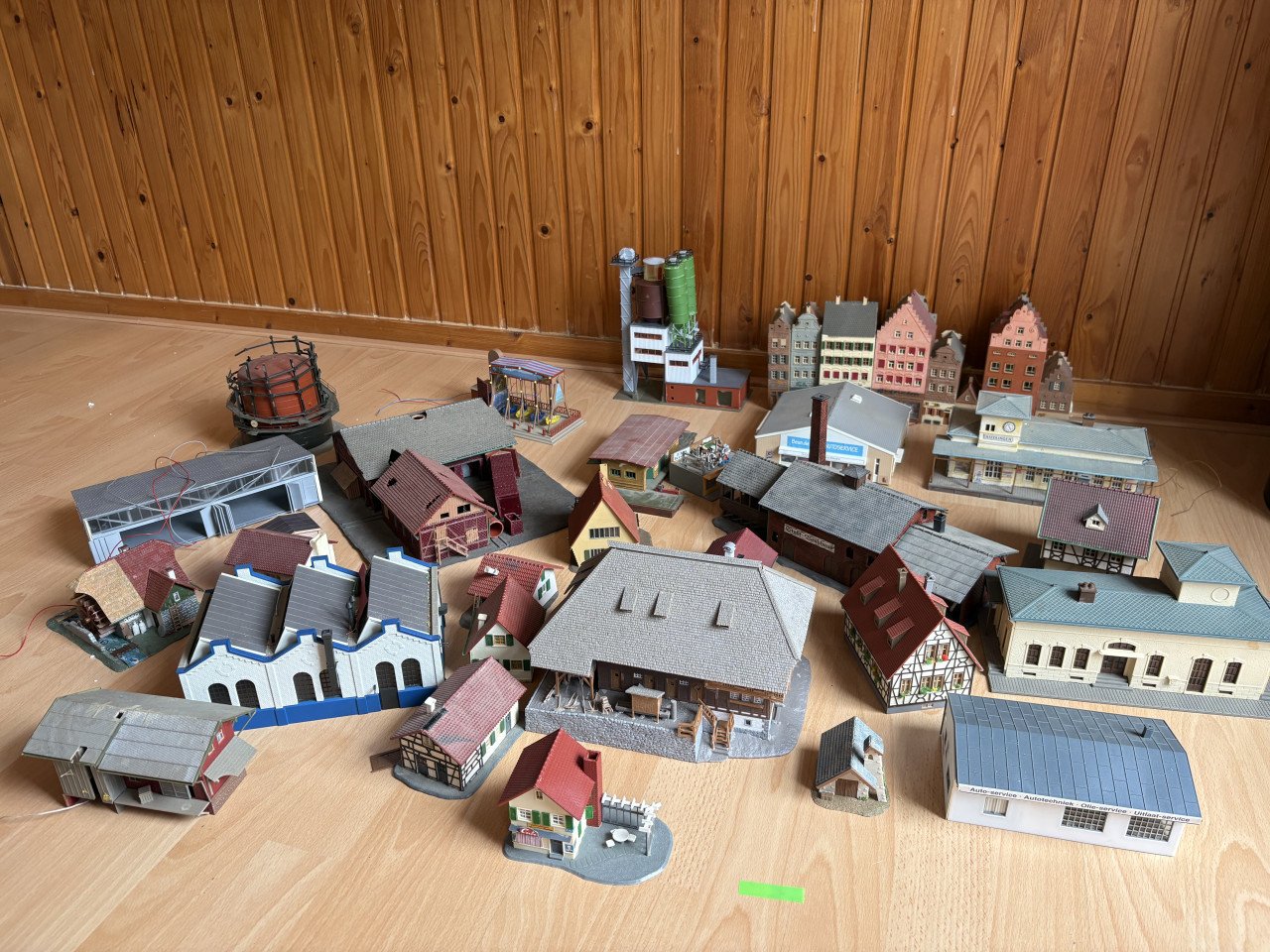 Grote set huisjes voor de modelspoorbaan. Set groen
