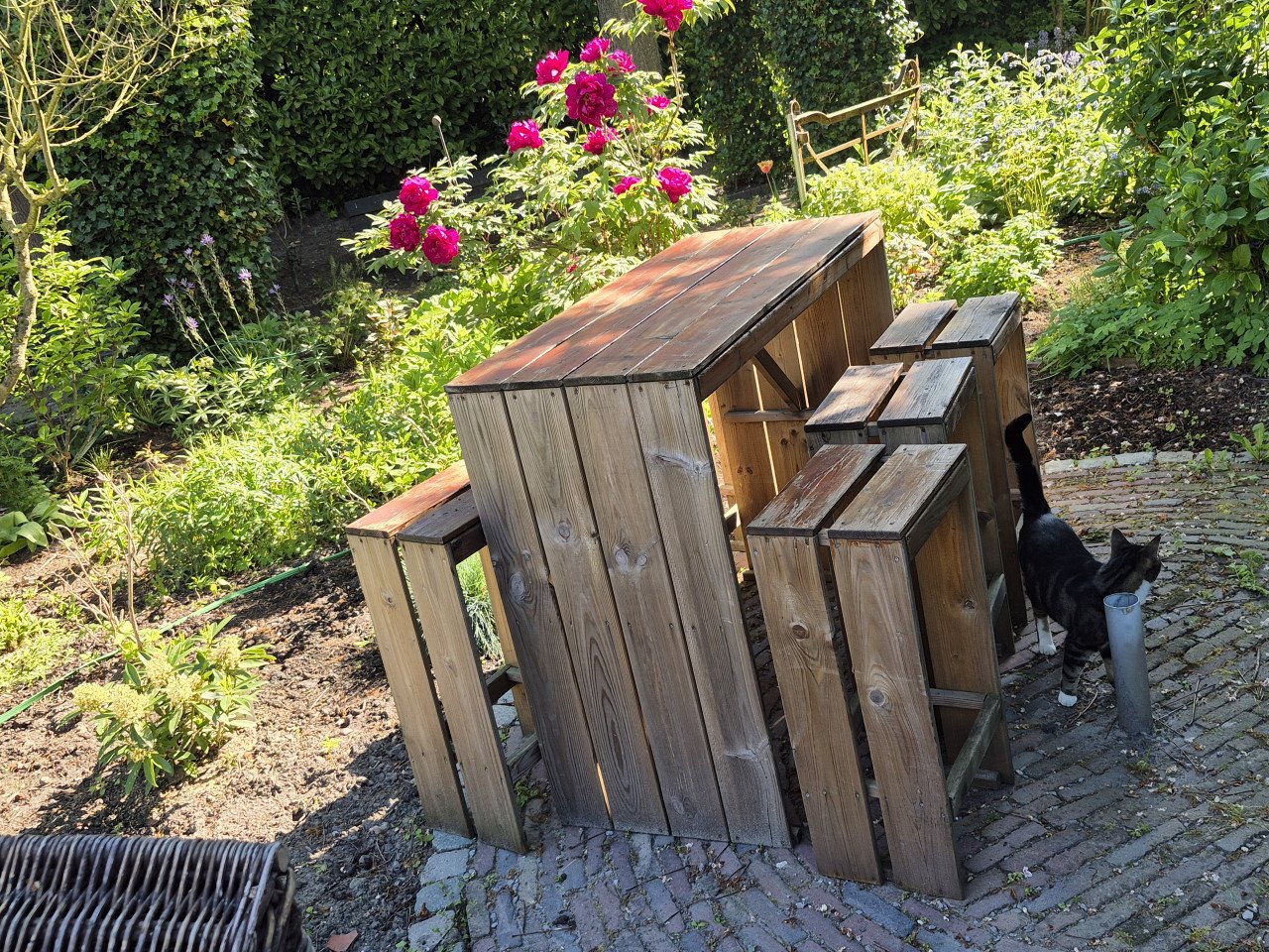 Heerlijke houten hoge bar met 6 krukken