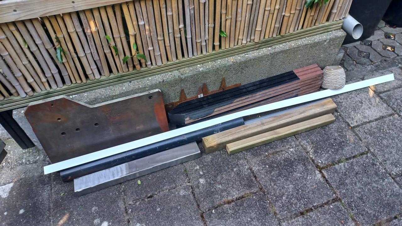 Gratis bouwmateriaal, stalen pijp, hoekprofiel, hardhout etc.