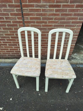 2 Witte eetkamerstoelen