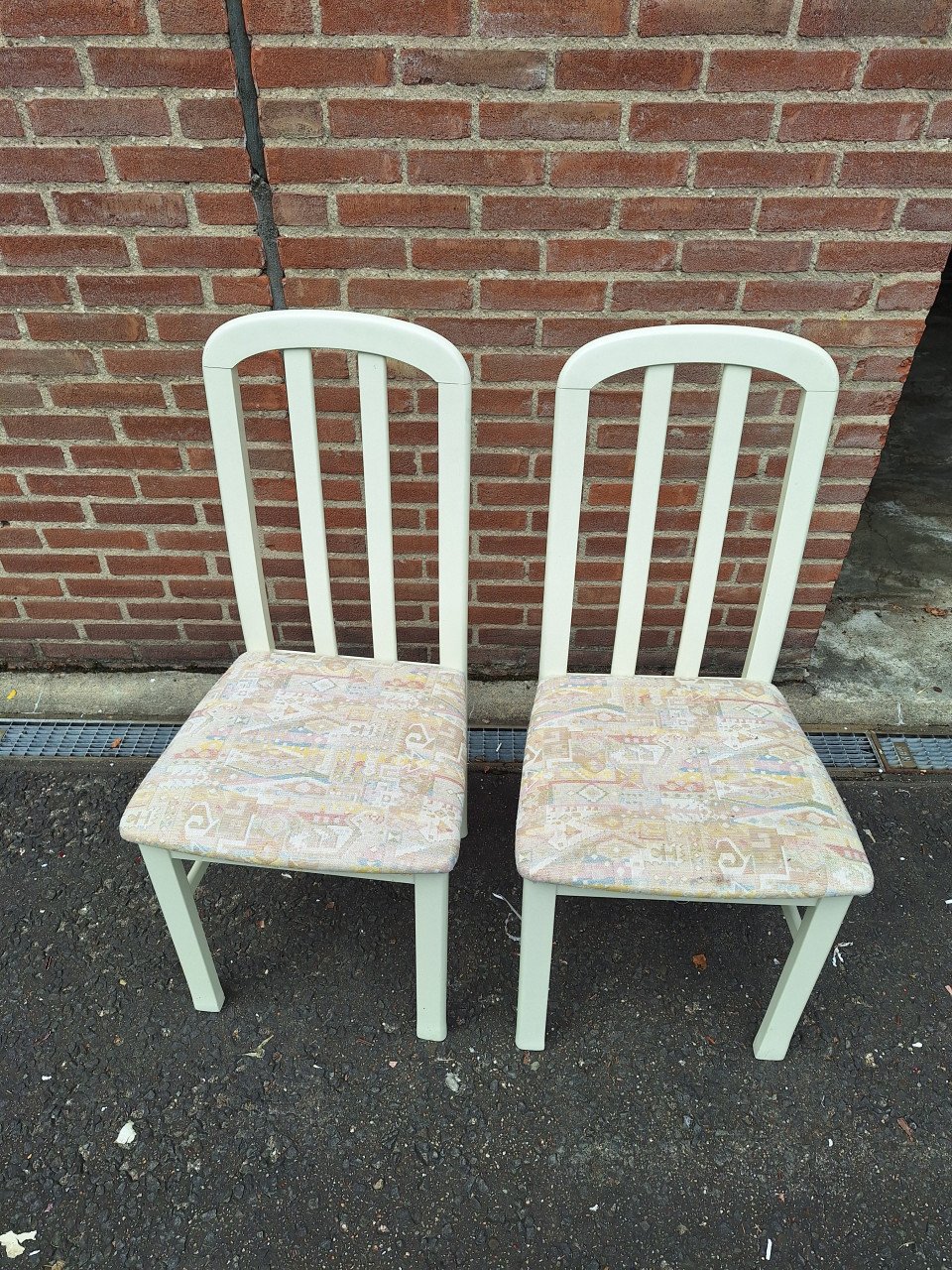 2 Witte eetkamerstoelen