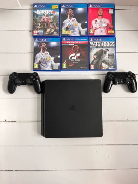 Ps4 slim,2 controllers, 5 games en een hdm1 kabel