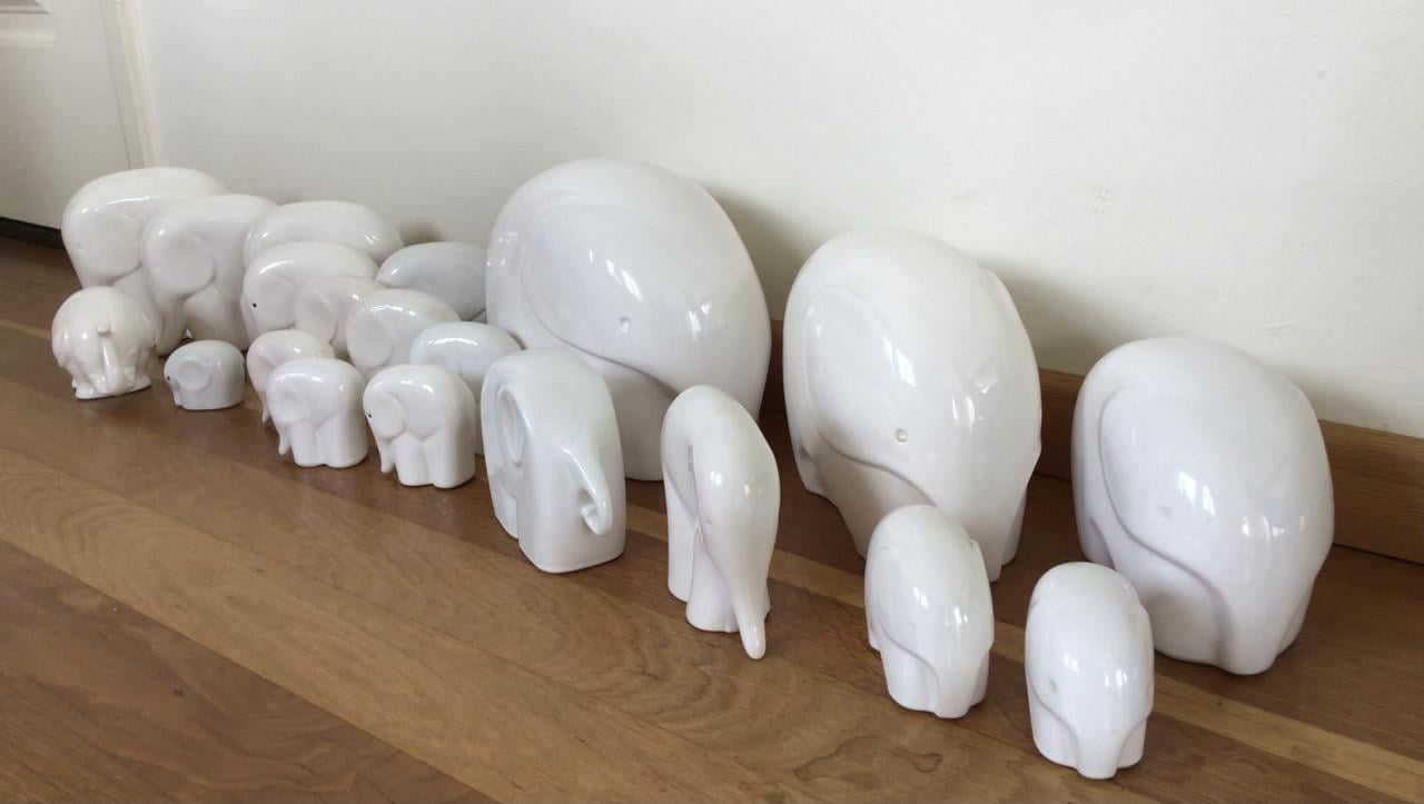 Stenen witte olifantjes