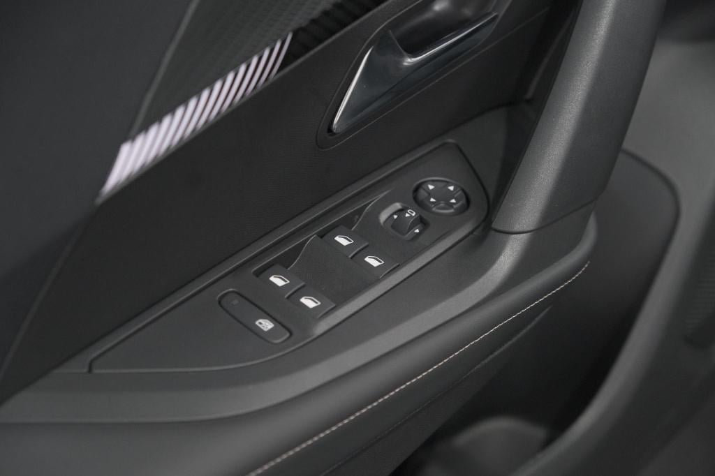 Peugeot E-2008 ev allure 54 kwh | 11 kw lader | warmtepomp | apple carplay 