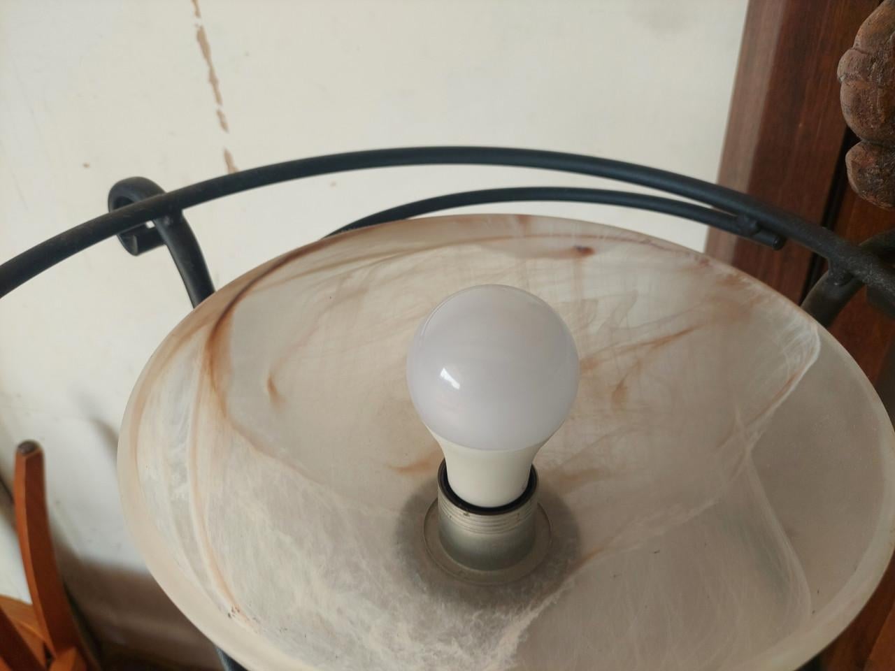 Stijlvolle staande lamp met glazen kap