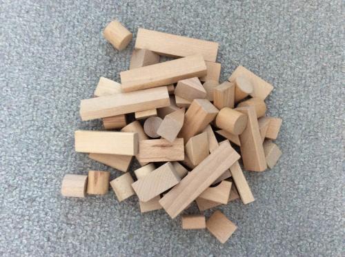 Stapeltoren, houten blokken en doos met blokken en knoppuzzels.