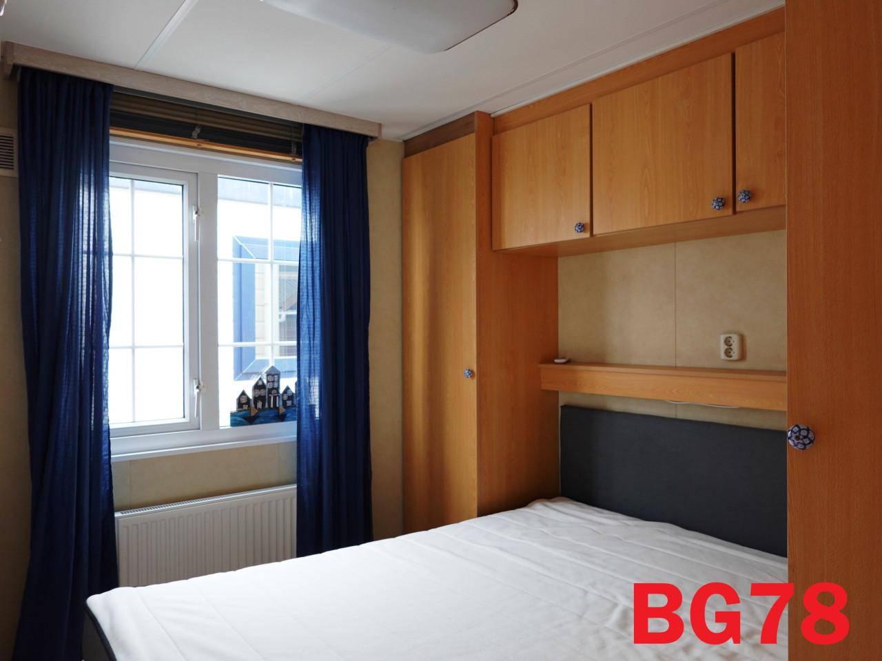 Prima chalet met 3 slk, dubbel glas, CV en middenkamer te koop