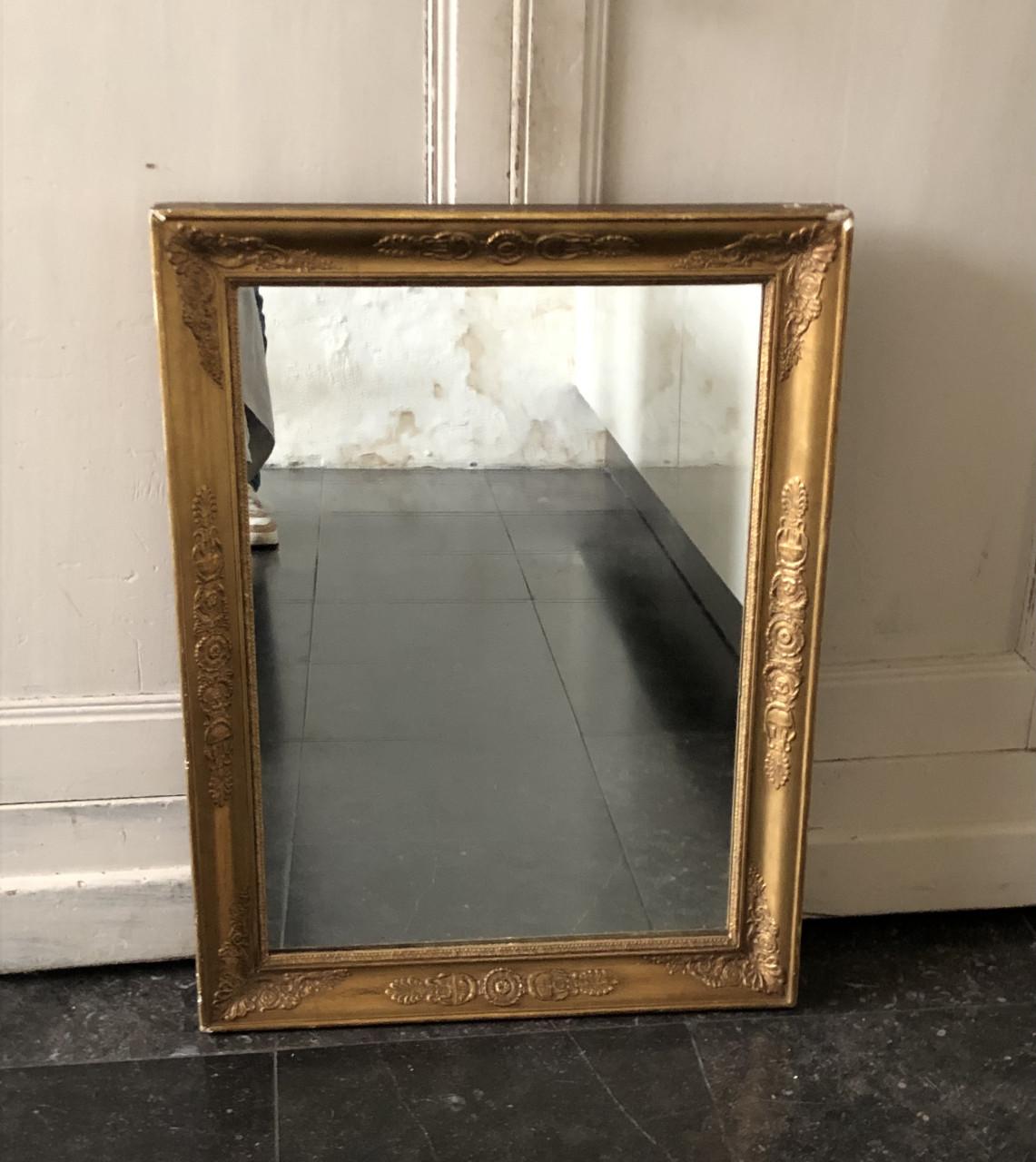 Zeer mooie oude brocante spiegel in vergulde bewerkte lijst