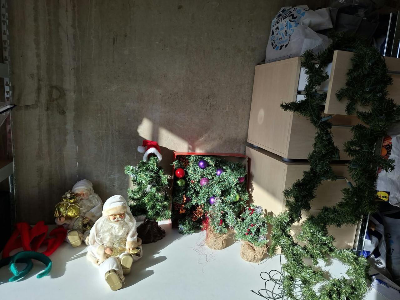 Te koop kunstkerstboom en diverse spullen.