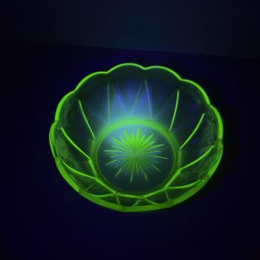 Uranium schaal 20 cm, uv395