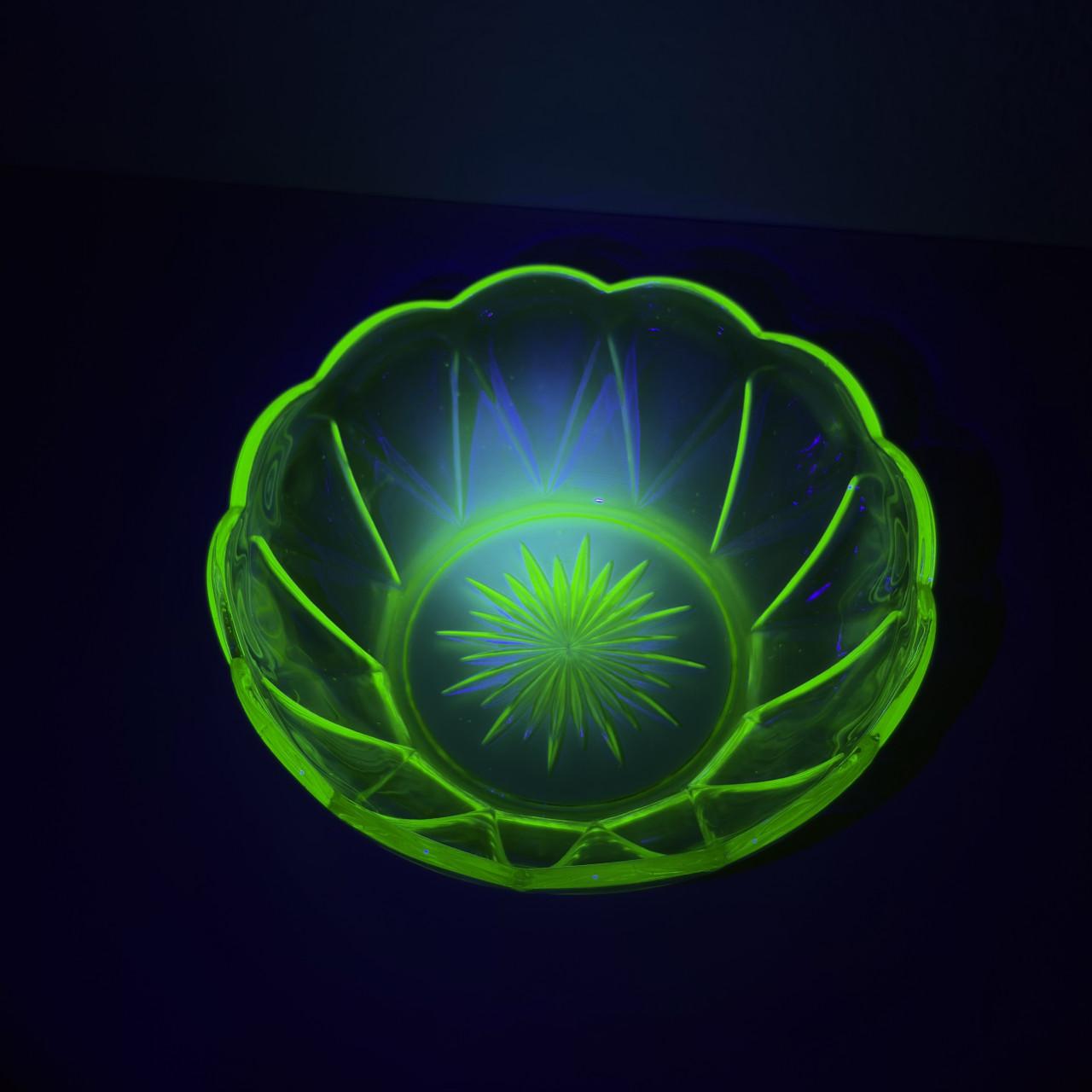 Uranium schaal 20 cm, uv395