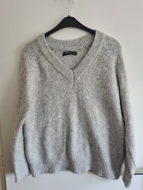 Licht grijze zachte V-hals trui van FB Sister Knitwear Mt S-L