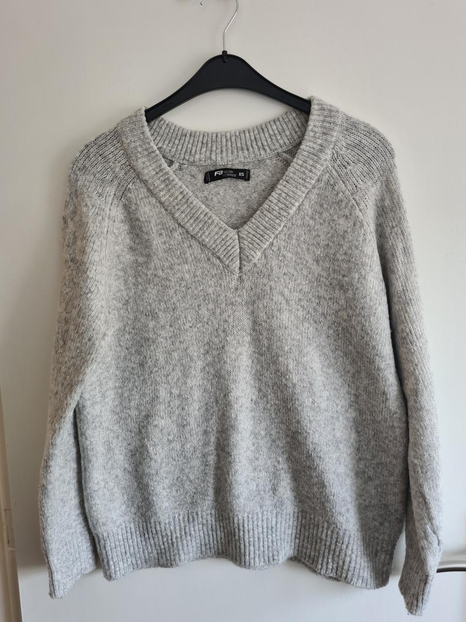 Licht grijze zachte V-hals trui van FB Sister Knitwear Mt S-L