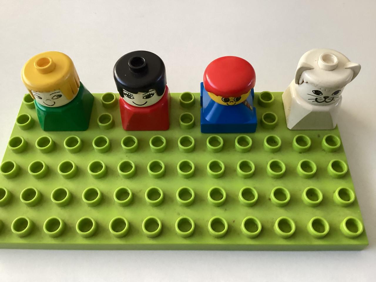 Lego.  Duplo.    30 poppetjes   (exclusief plaatje).