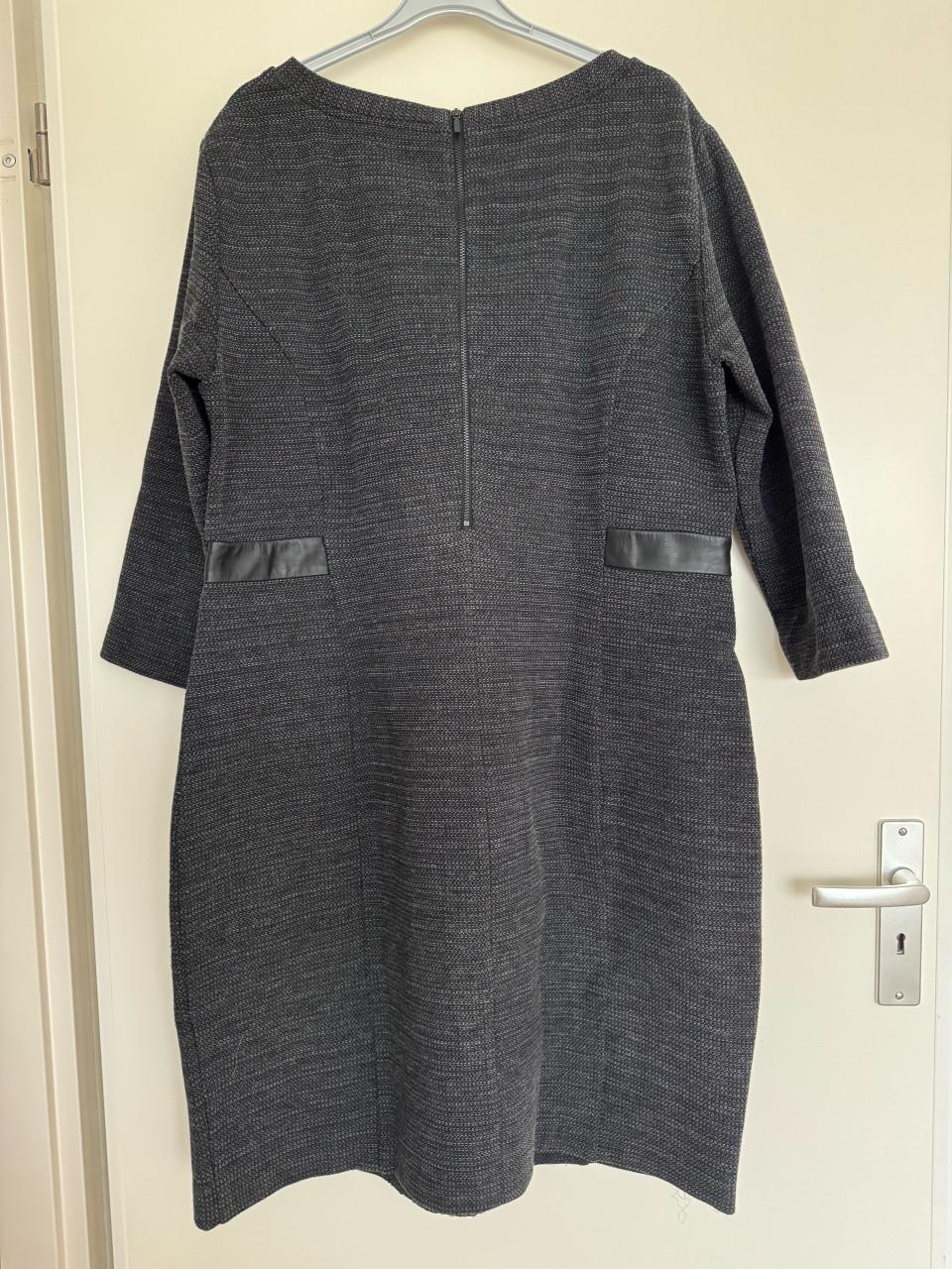 Mooie grijze jurk van Expresso, maat 46