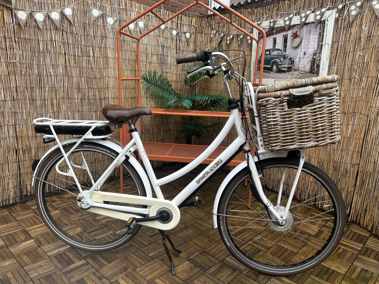 Elektrische damesfiets Sparta Pick up met mand, wit