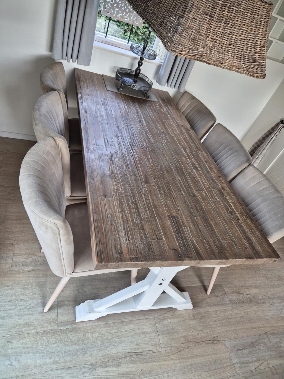 Eettafel met stoelen
