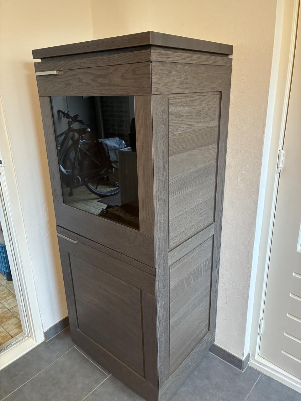 Wandkast donkerbruin.