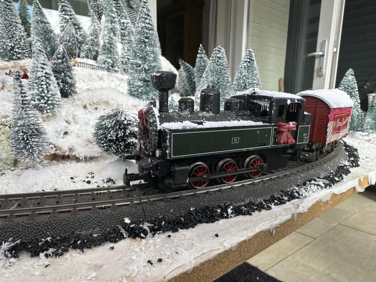 Treinbaan kerstdorp te koop.