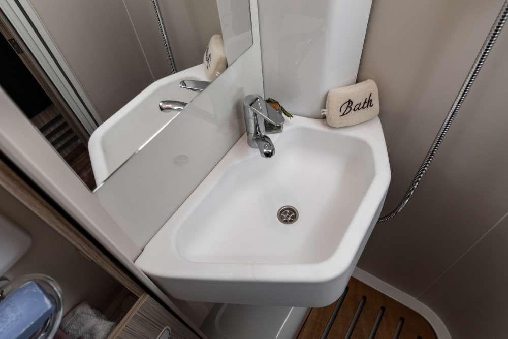 Elnagh T-Loft 529 - Luxe camper met Lengtebedden - 6,99 m - 2023