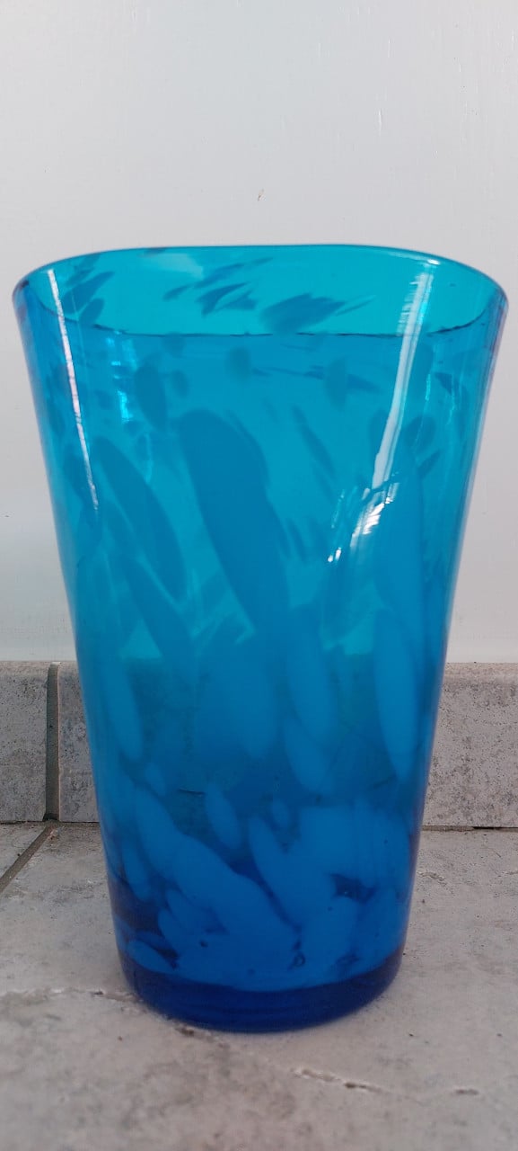 Blauwe glazen vaas