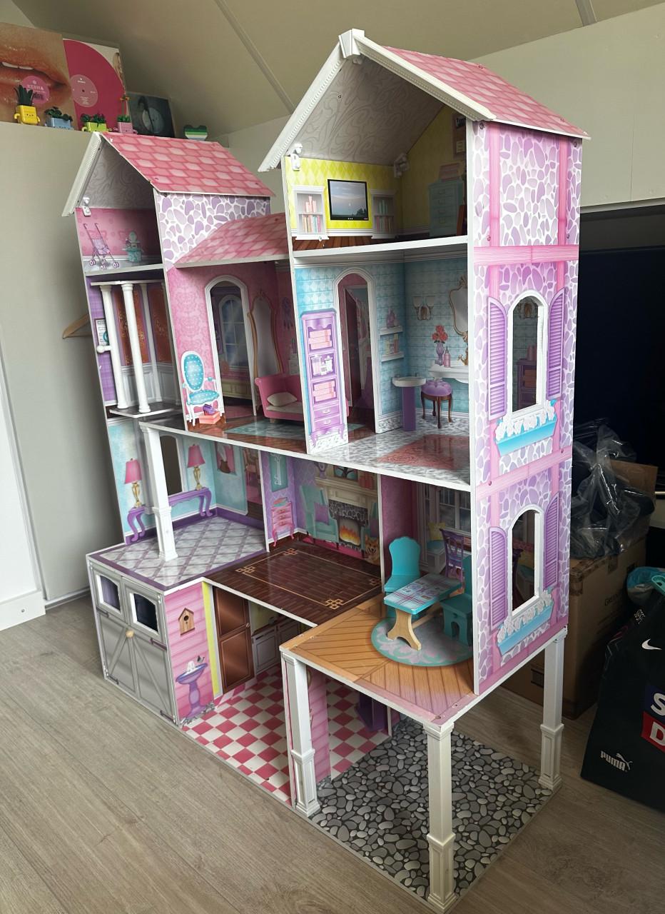 Groot houten poppenhuis