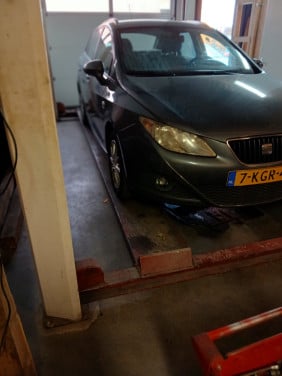 Te koop wat oudere koni 4 koloms hefbrug werkend te zien 250,= euro.