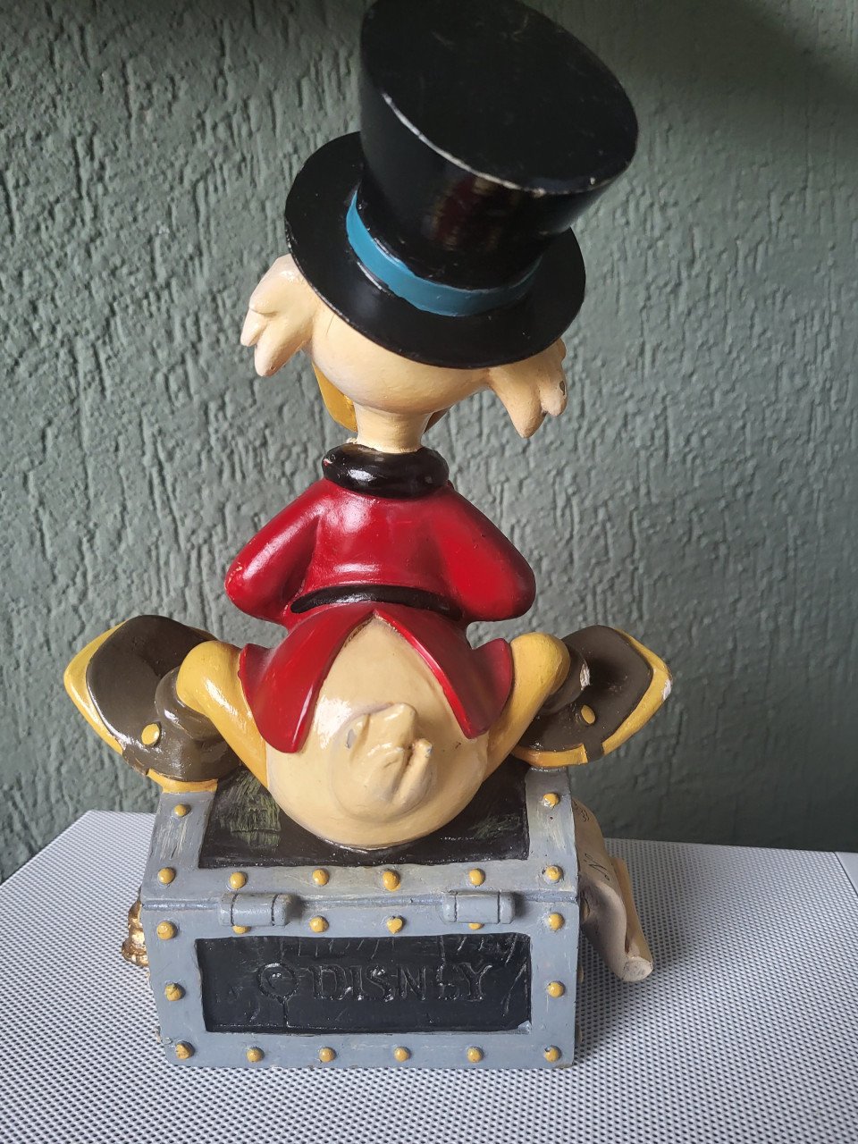Dagobert Duck op schatkist Disney figuur