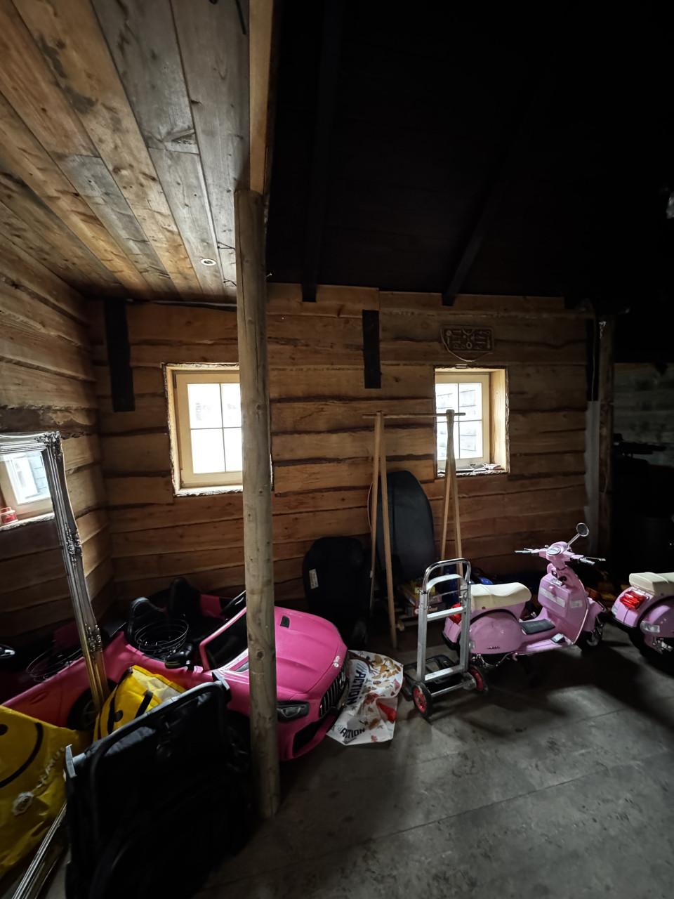 Grote Blokhut zelf afbreken en meenemen.