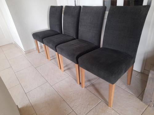 4 Prima Stoelen ( in goede nette staat )