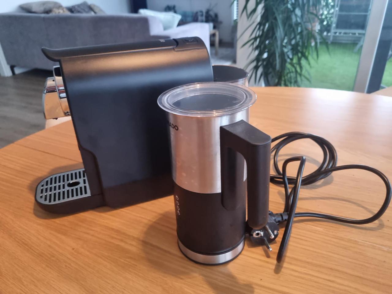 Nespresso koffiezetter + Melkopschuimer
