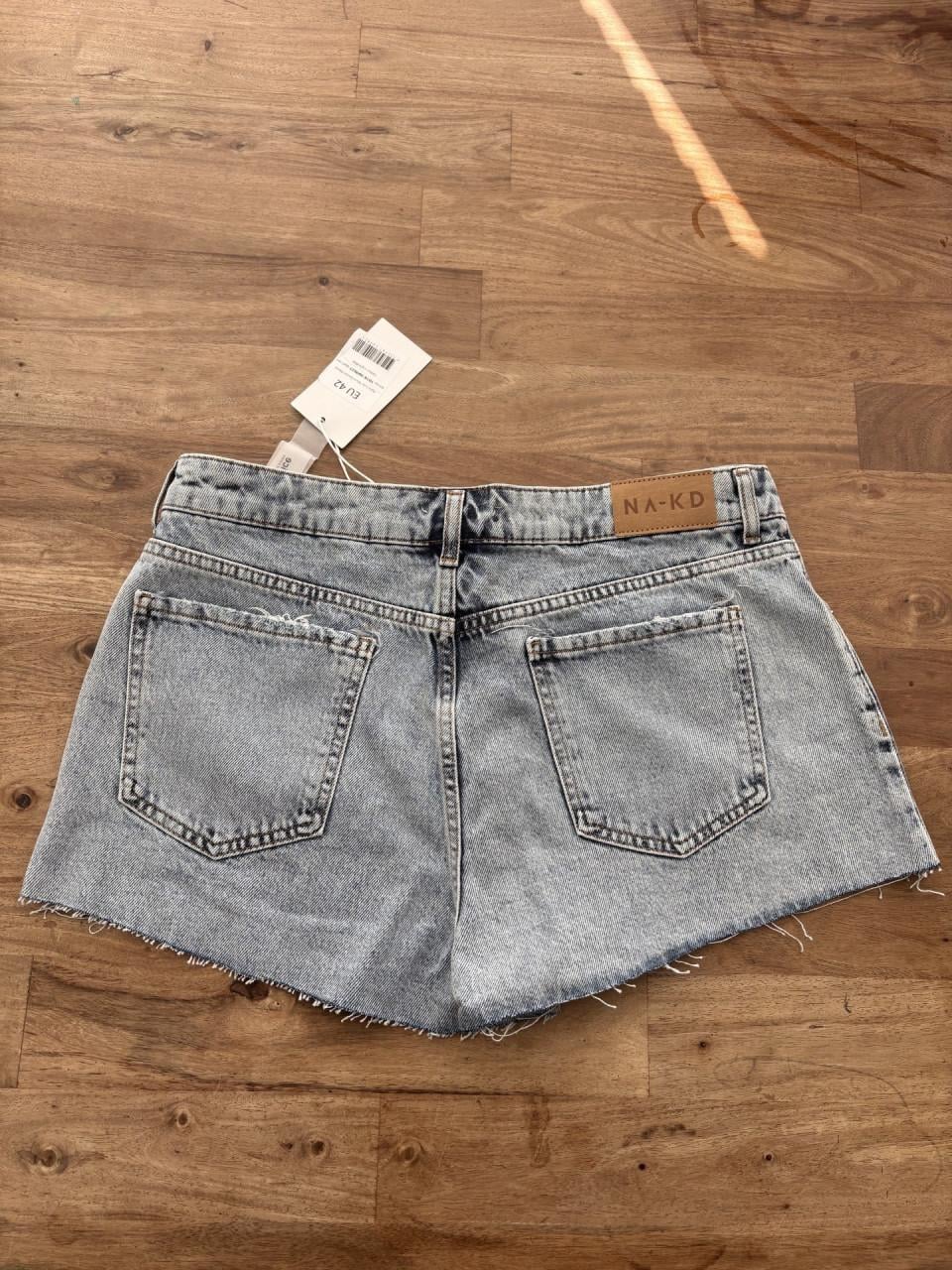 Short van NA-KD maat 42.