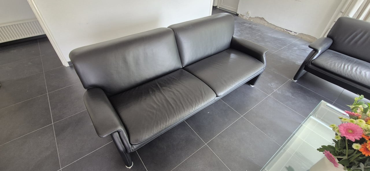Leren bankstellen met glazen tafels in topstaat