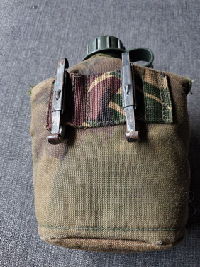 Mooie leger veldfles, militaire drinkfles in nette staat...